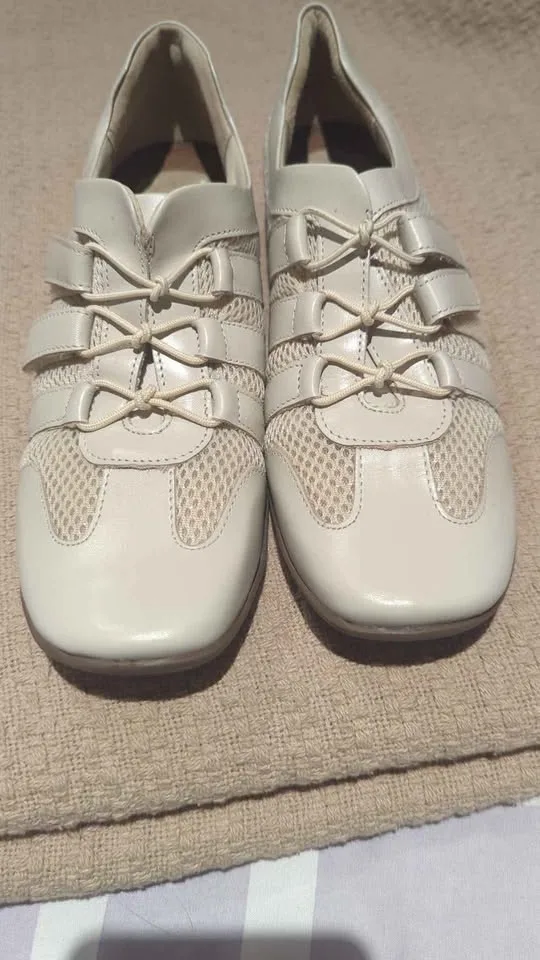 Size 7 ladies walking cradle shoes brand image indicator(5)