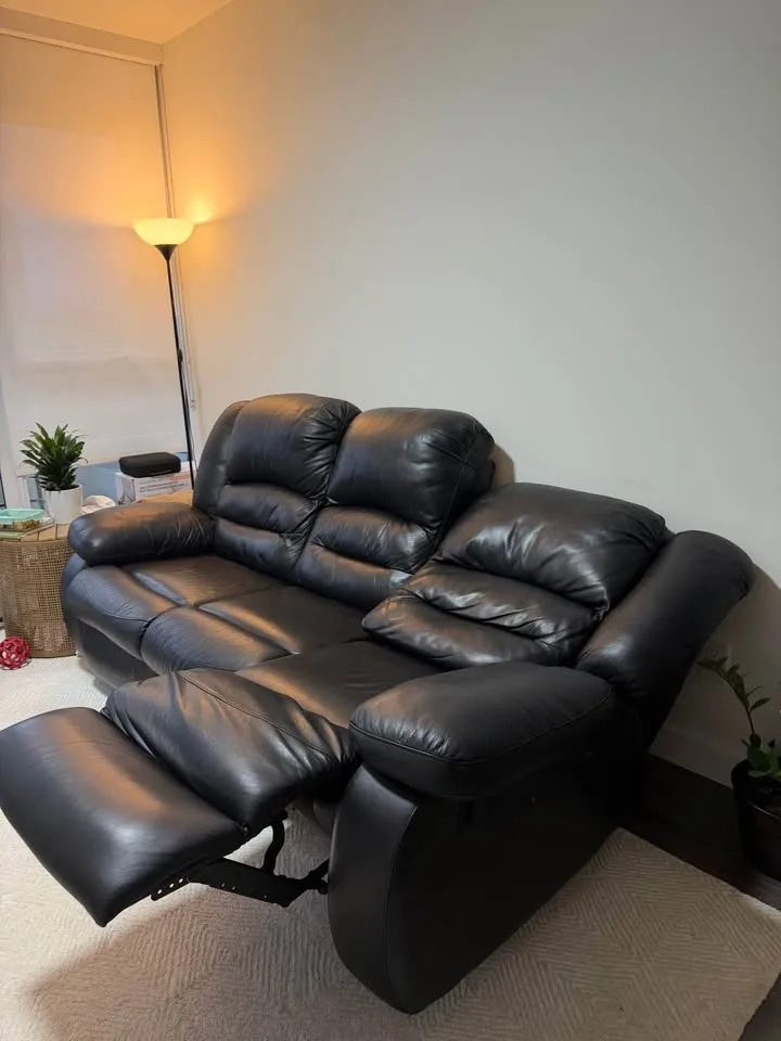 Leather couch (recliner) - photo 3