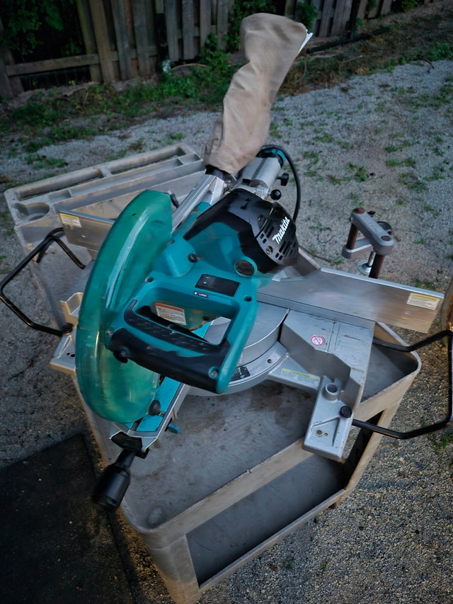 Makita LS1016L 10-inch Dual-Bevel Sliding Compound Miter Saw - photo 2