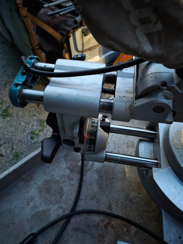 Makita LS1016L 10-inch Dual-Bevel Sliding Compound Miter Saw - photo 4