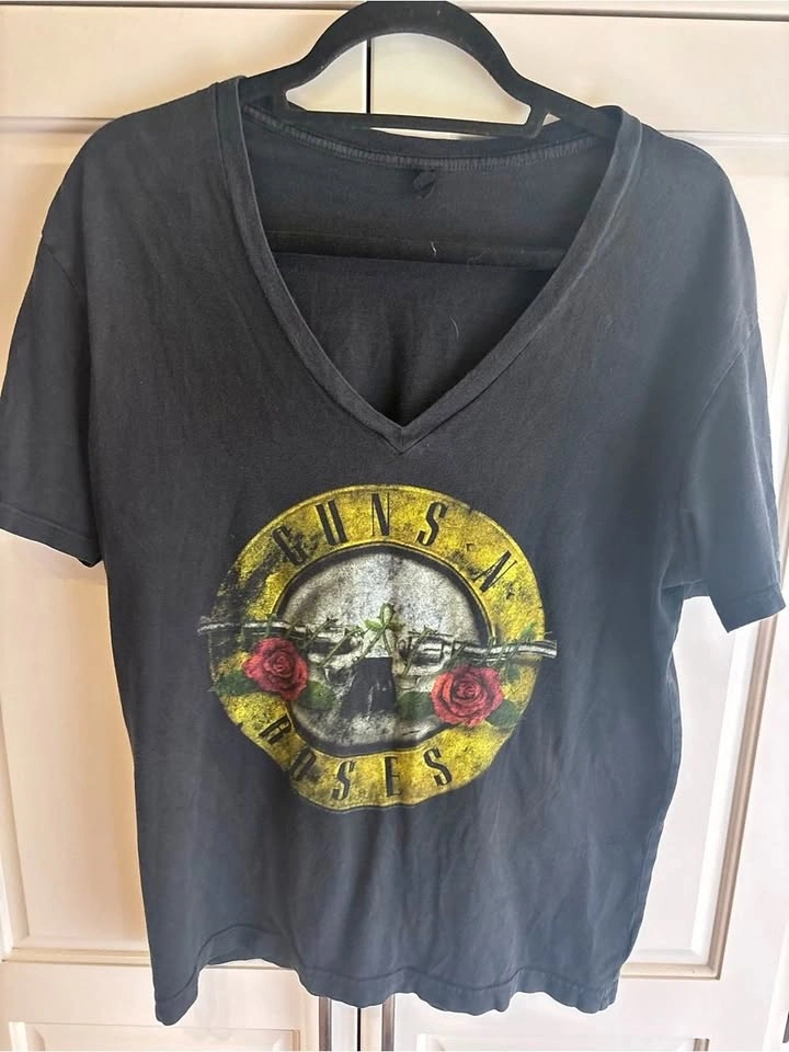 Guns N’ Roses Distressed Logo V-Neck Black Graphic T-Shirt