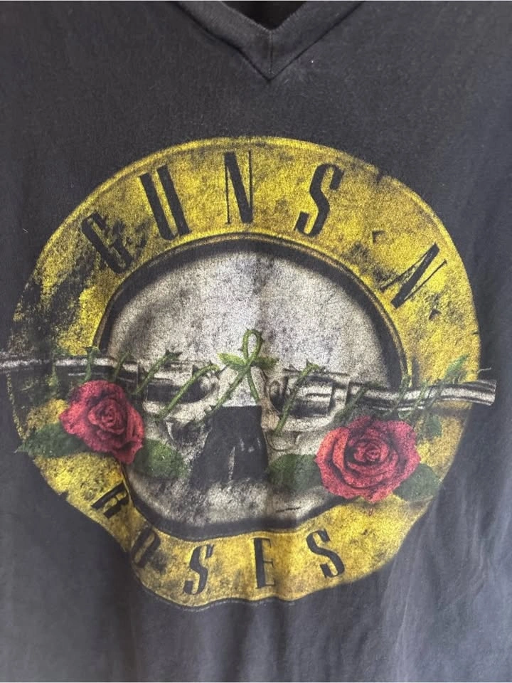 Guns N’ Roses Distressed Logo V-Neck Black Graphic T-Shirt - photo 2