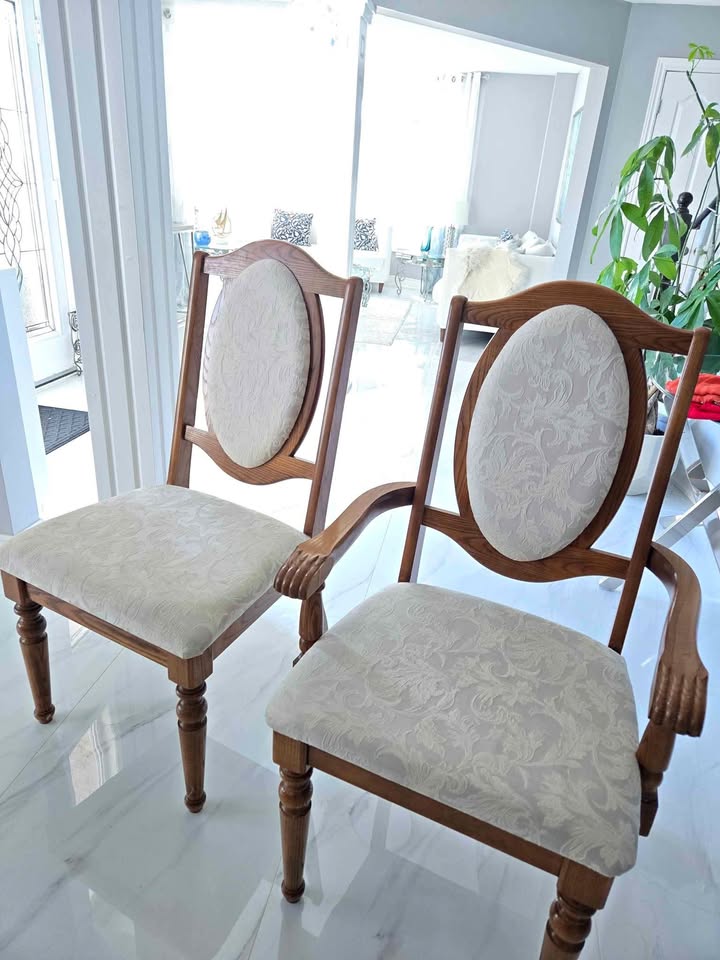 Oak dining room chairs(total of 6 chairs).