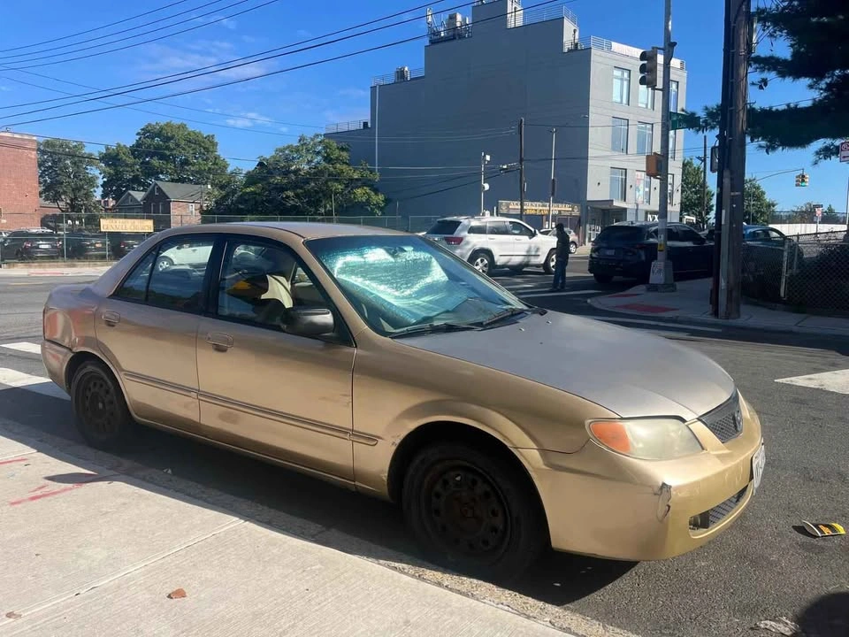 2002 Mazda Protege · Sedan 4D - photo 2