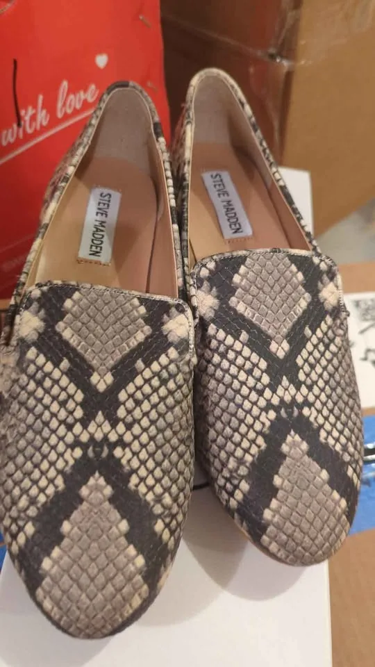 Brand New Ladies Croc style flats size 7 Steve Madden image indicator(4)
