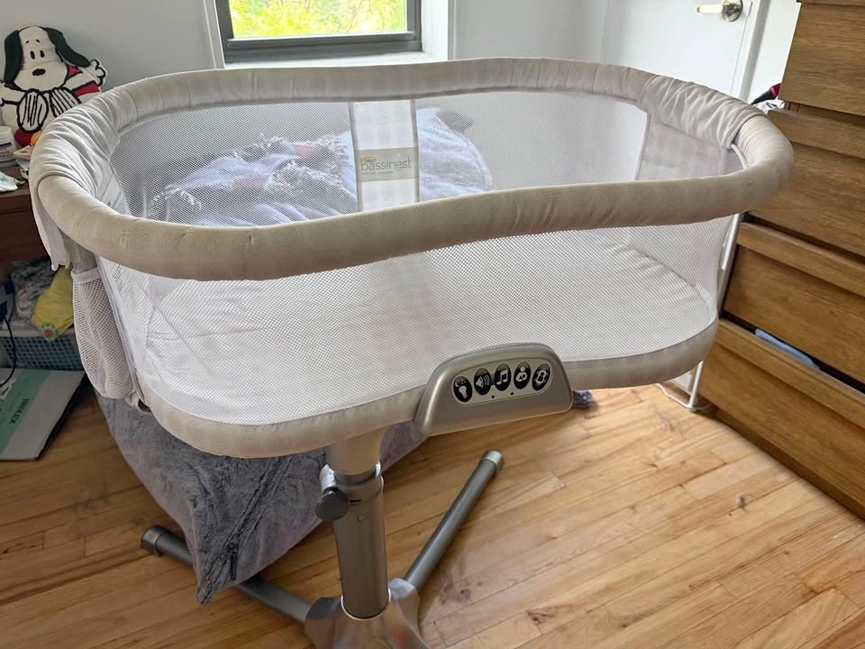 Halo Bassinest Swivel Sleeper with 4 additional sheets