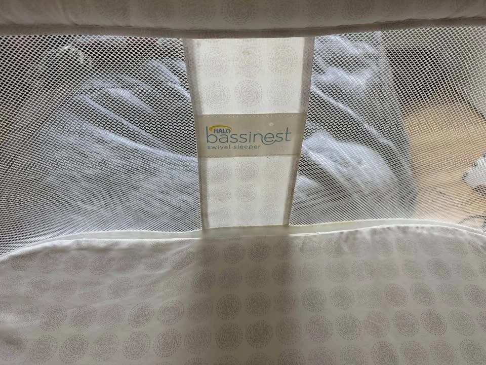 Halo Bassinest Swivel Sleeper with 4 additional sheets - photo 3