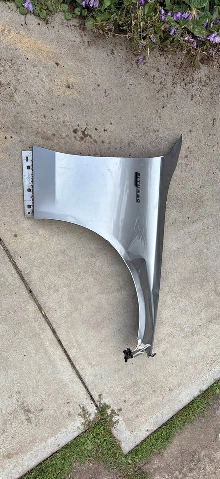 Mercedes W205 Fender (damaged)