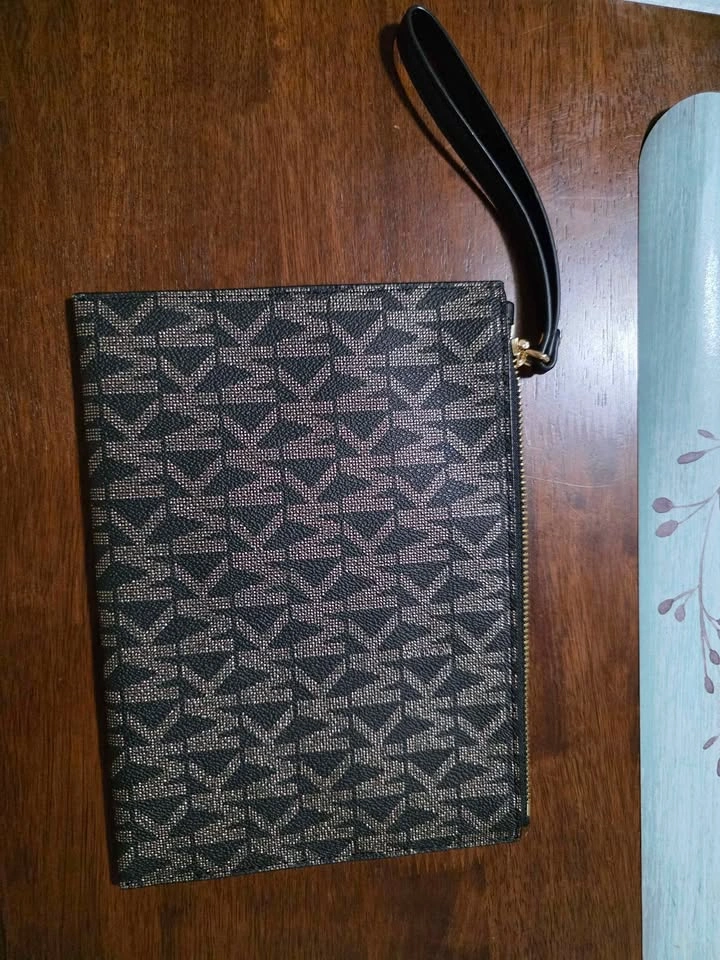 Michael Kors Wristlet - Excellent Condition - photo 2