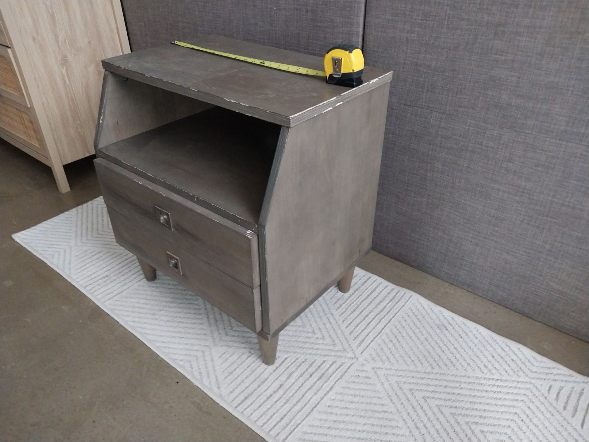 Stylish Accent Table / Side Table – Compact & Versatile - photo 2
