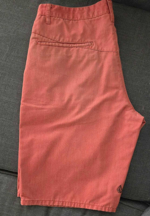 Volcom VMonty Coral/ Salmon Men’s Shorts. Size 33. Like new! - photo 2