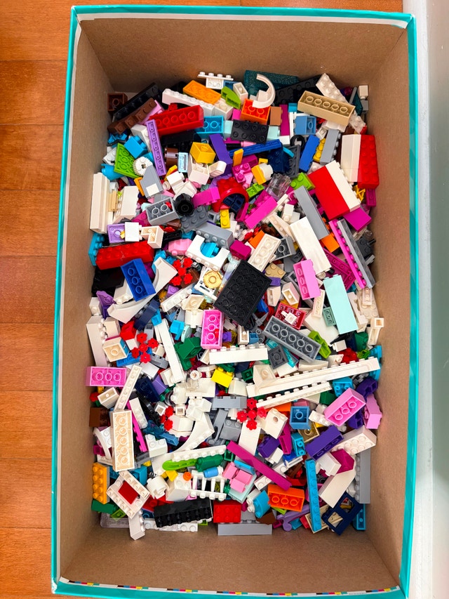 Lego building blocks (includes accessories and people)