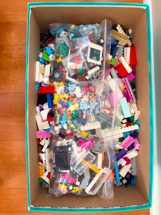 Lego building blocks (includes accessories and people) - photo 2