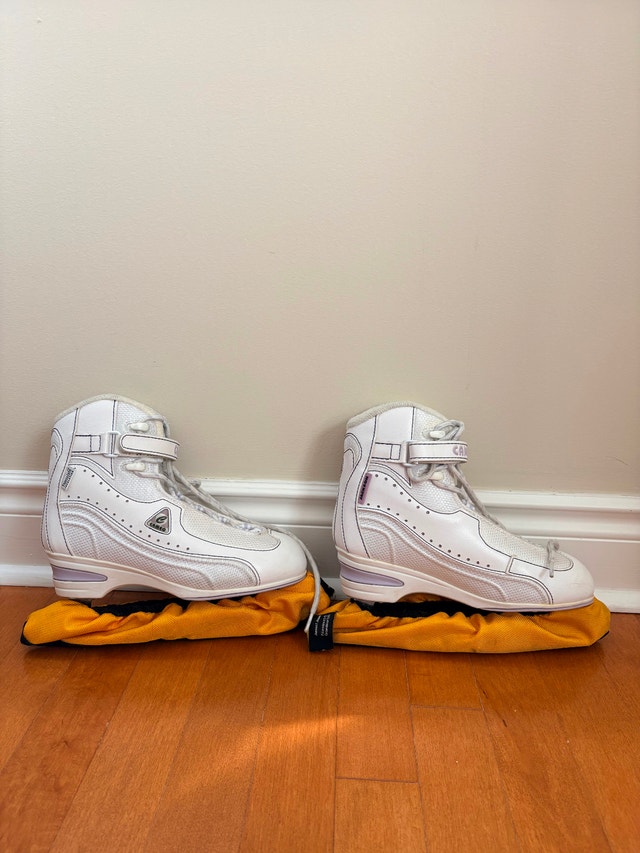 Cameo Skates (Size 7)