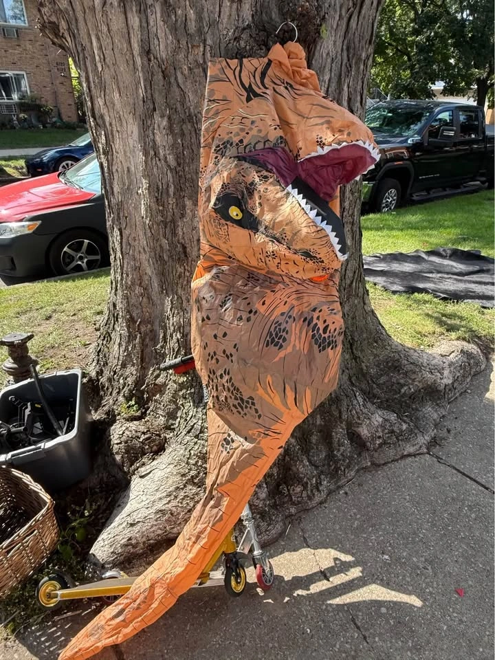 Inflatable 7 foot dinosaur costume - photo 3
