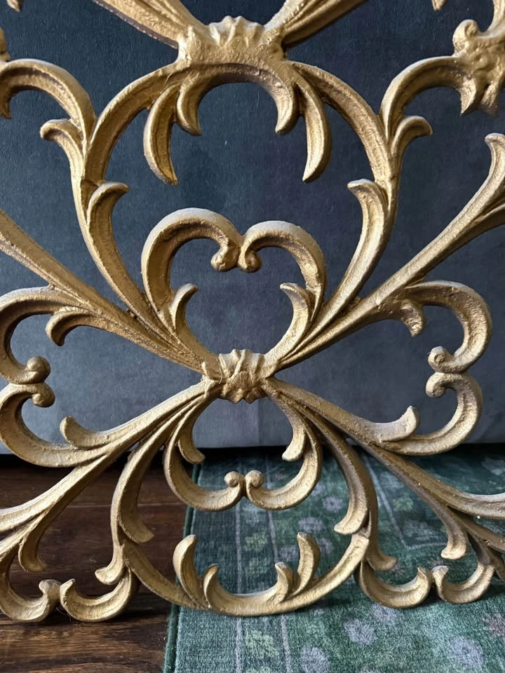 Gild iron fireplace screen with acanthus leaf and scroll design - photo 2