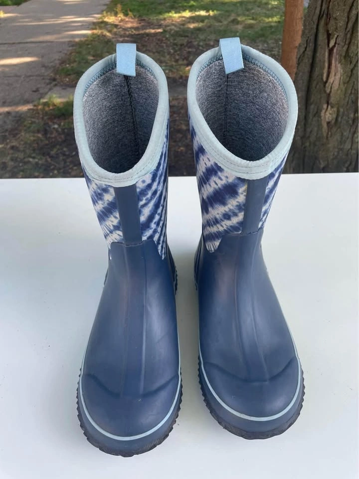 Amazingly warm and waterproof kids boots size 5