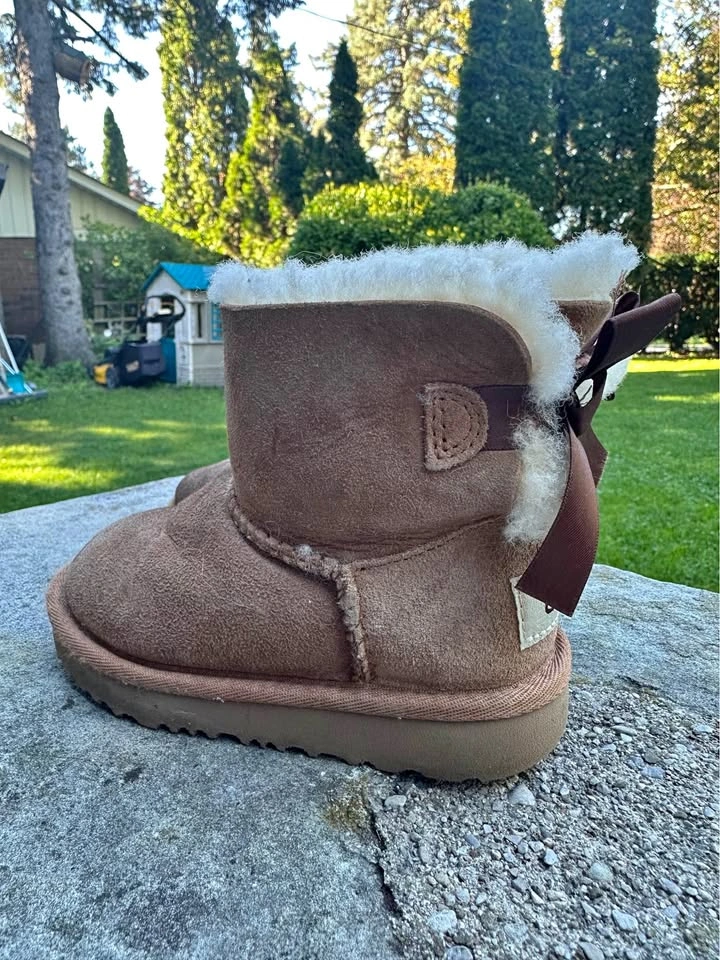 UGG Kids Bailey Bow II Boots – Size 8