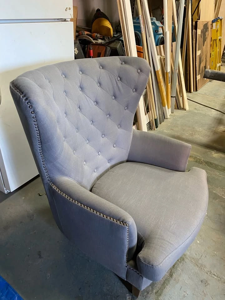Gray linen wingback chair - photo 4