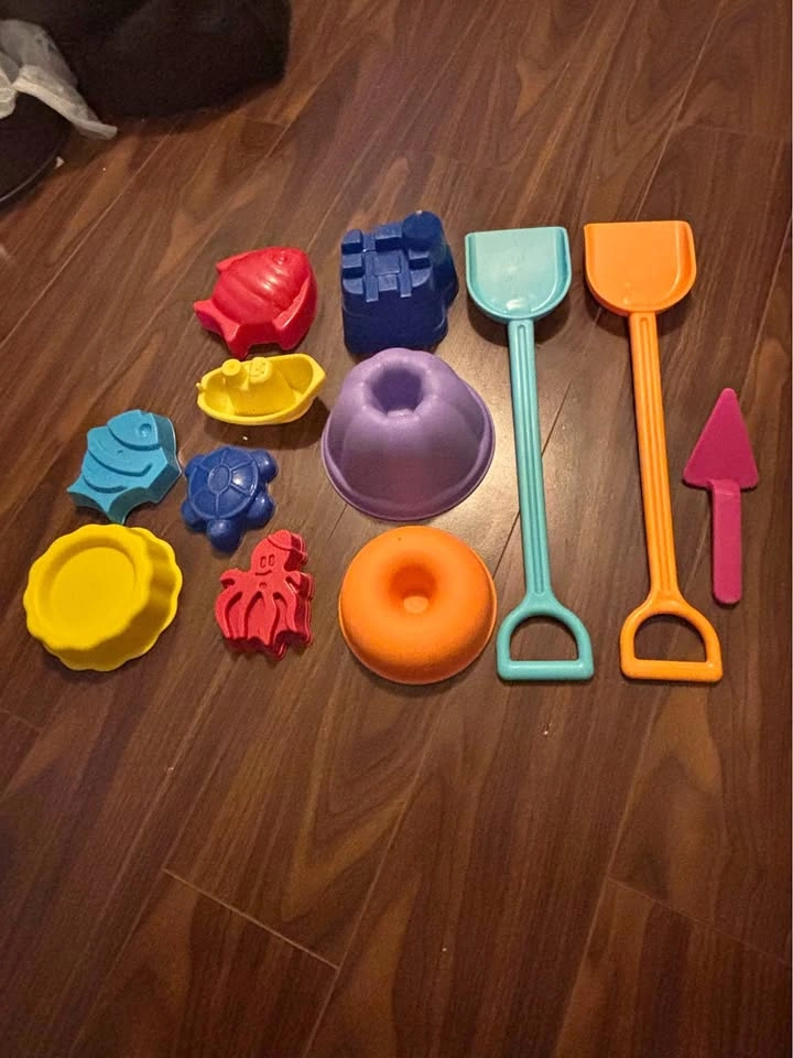 Plastic Sand Toy Set with Shovels and Molds
