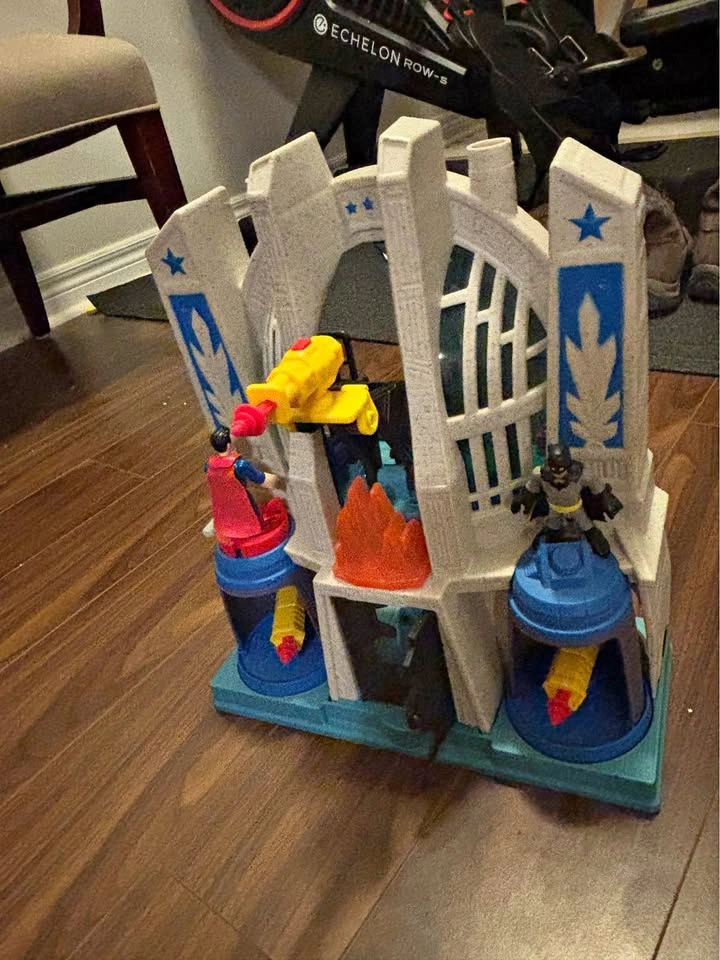 Hall of Justice Playset with figures - superman, batman