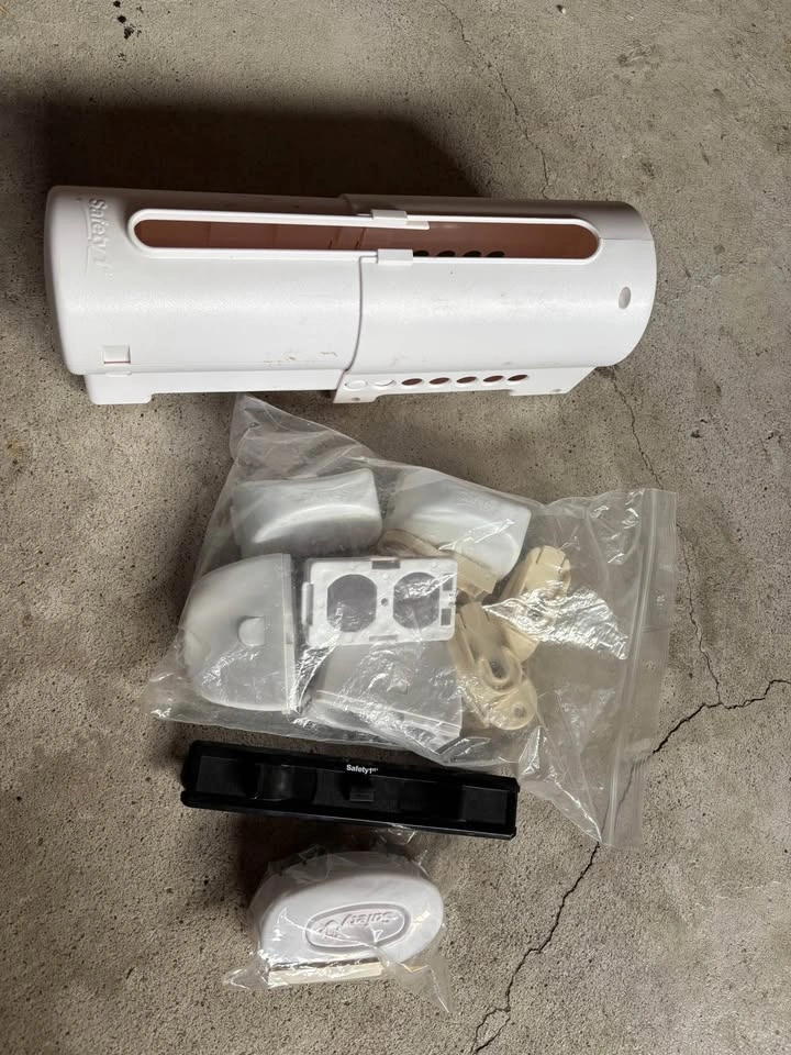 Safety 1st Baby Proofing Outlet Covers and Cord Shortener Kit