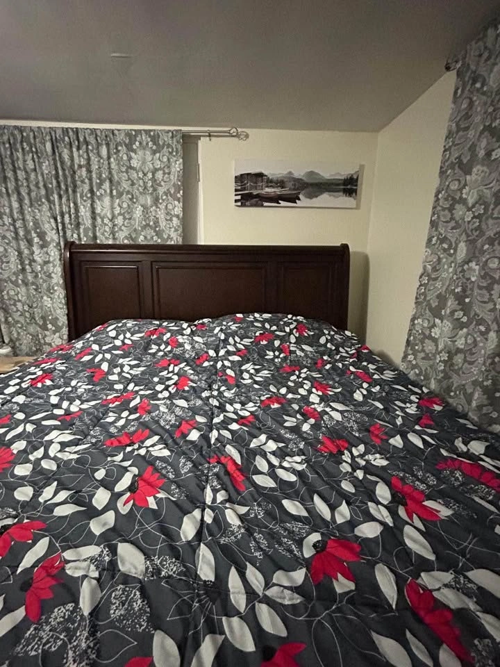 King sized Bedroom Set with Drawer Storage Bed, Dresser, Mirror - photo 3