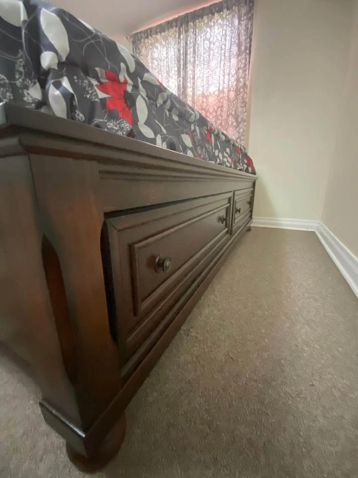 King sized Bedroom Set with Drawer Storage Bed, Dresser, Mirror - photo 4