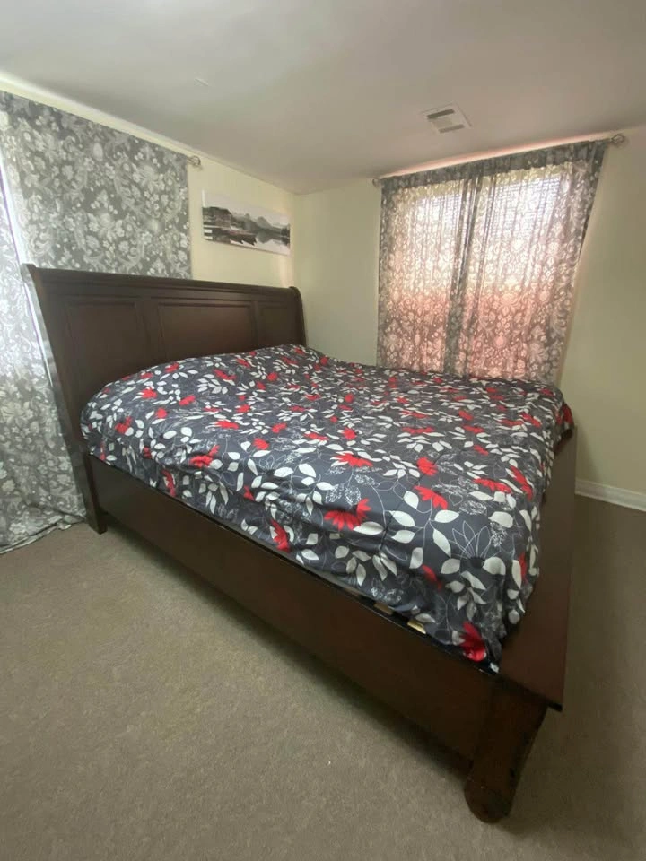 King sized Bedroom Set with Drawer Storage Bed, Dresser, Mirror - photo 5