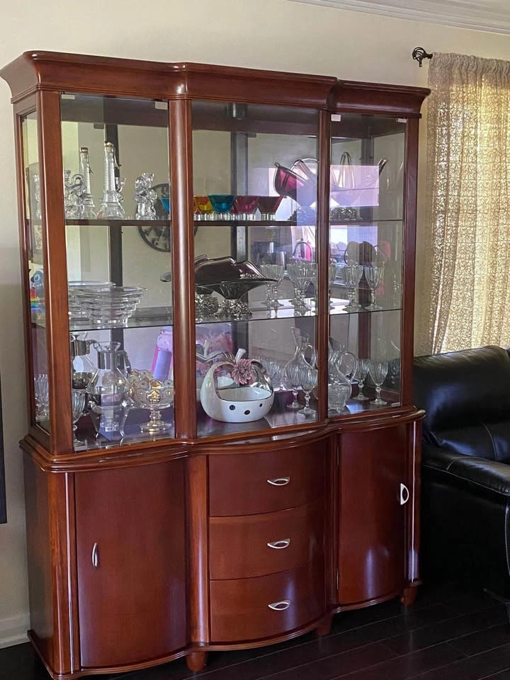 Display Hutch and Dresser Excellent conditions - photo 2