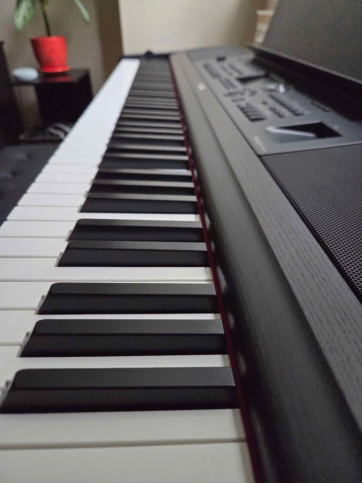 Yamaha DGX-670B + Wooden Stand — Like New - photo 2