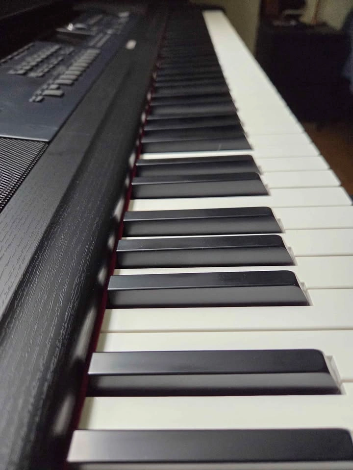Yamaha DGX-670B + Wooden Stand — Like New - photo 5