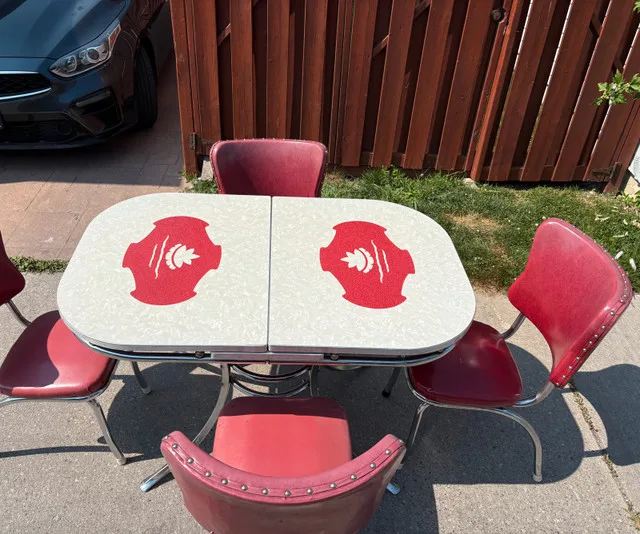 Vintage Diner Table and Chairs image indicator(10)