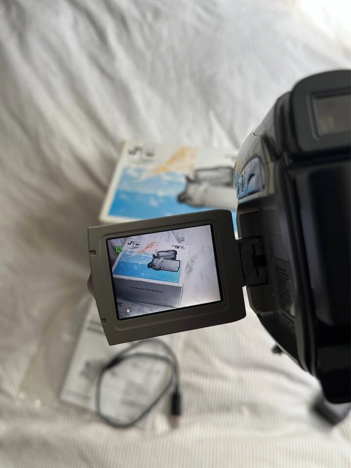 Y2K JVC Digital Camcorder - photo 2