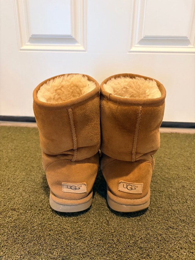 UGG Classic boots US8 - photo 3