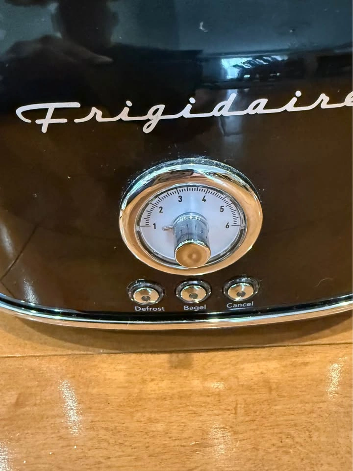 Frigidaire 2-Slice Retro Toaster - photo 2