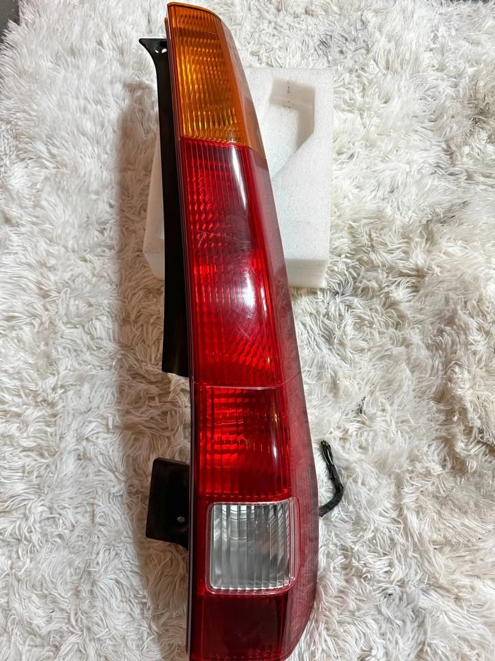 02-04 Honda CRV OEM Passenger taillight