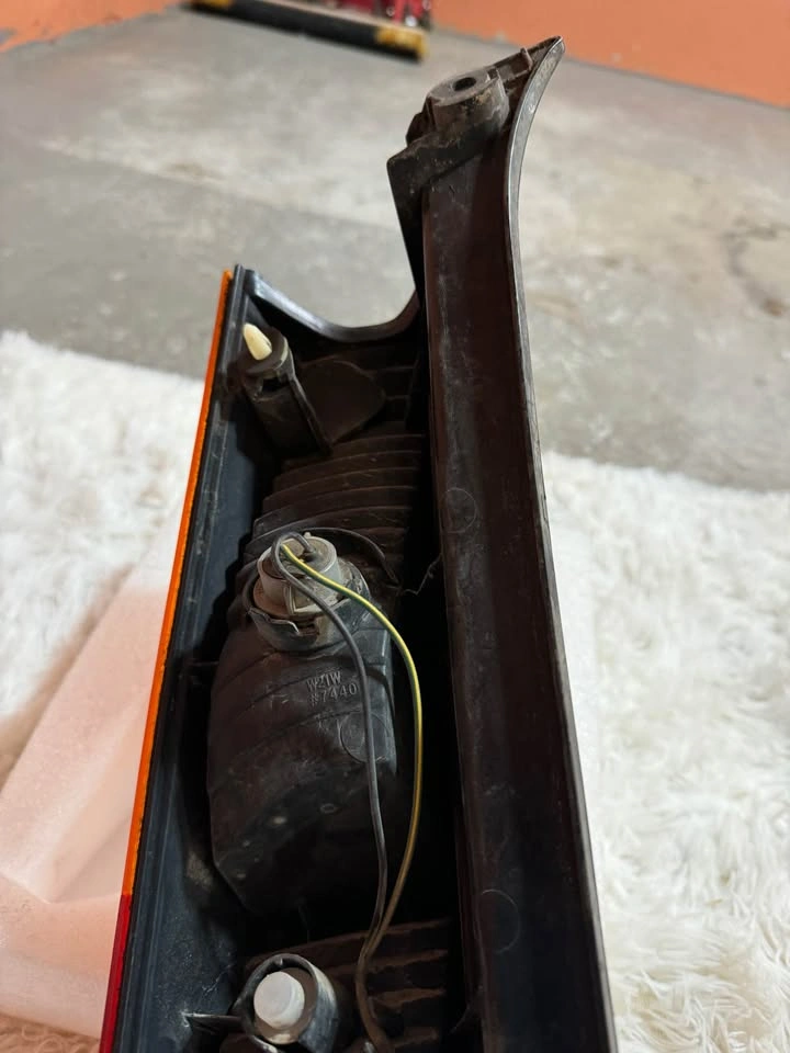 02-04 Honda CRV OEM Passenger taillight - photo 3