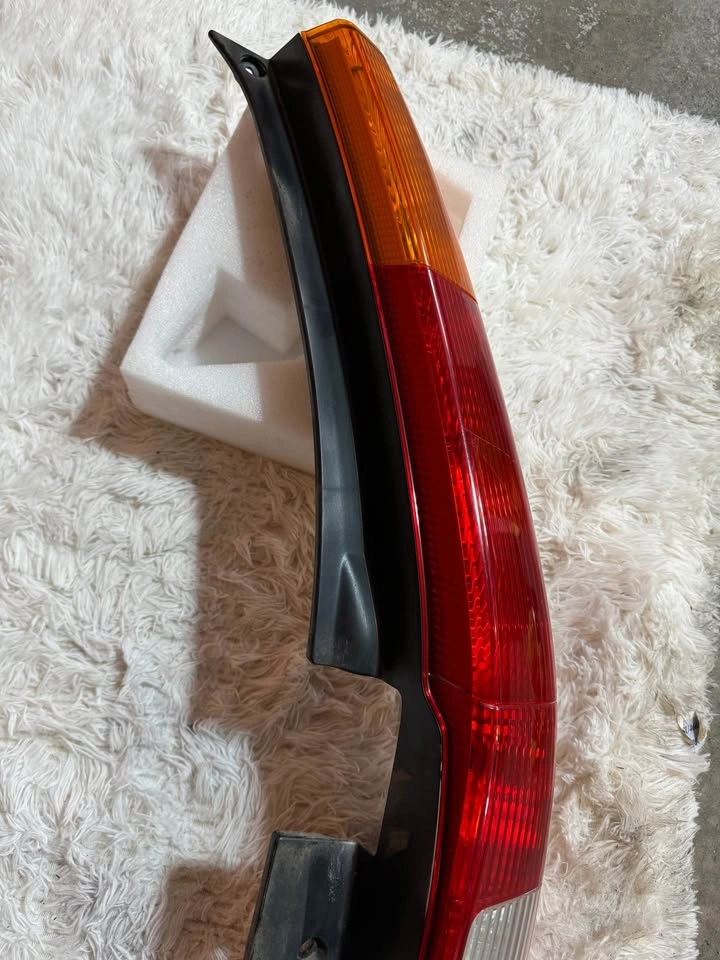 02-04 Honda CRV OEM Passenger taillight - photo 4