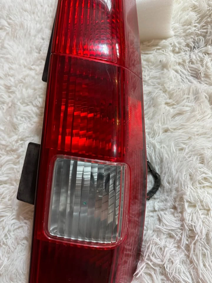 02-04 Honda CRV OEM Passenger taillight - photo 5