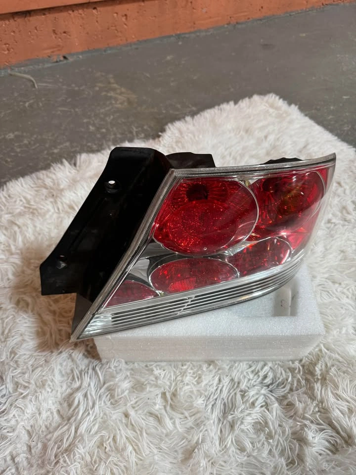 04-07 Mitsubishi Lancer Right Passenger RH Side Tail Light OEM - photo 3