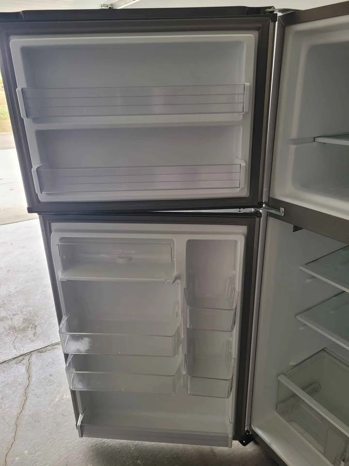 Whirlpool top freezer - photo 3