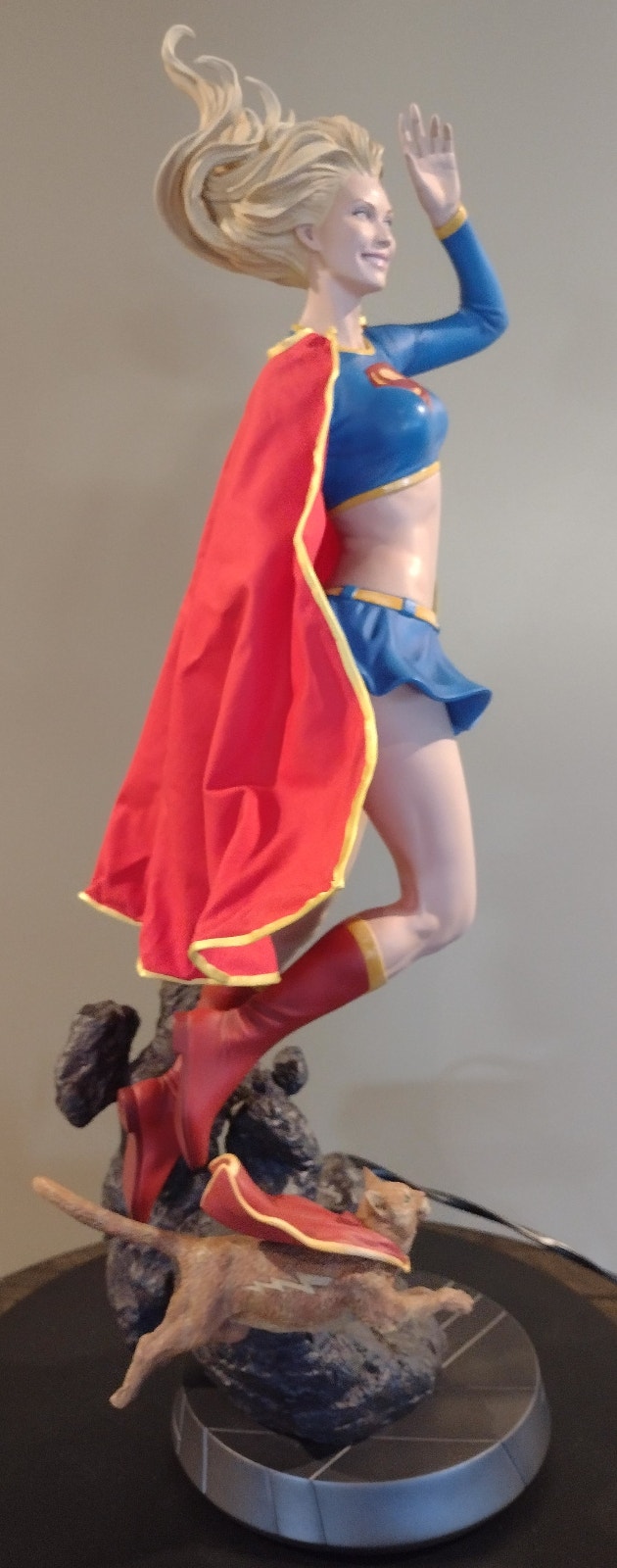 Sideshow Supergirl Exclusive Statue - photo 4