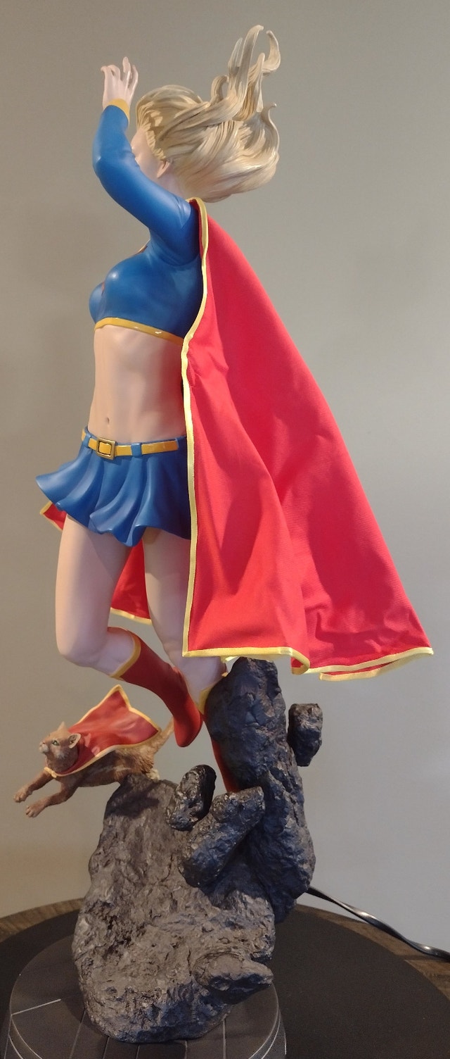 Sideshow Supergirl Exclusive Statue - photo 5