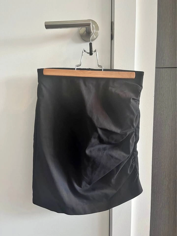 Zara black mini skirt S