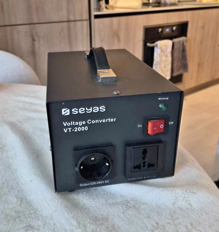 SEYAS 1500W Voltage Transformer Converter 110V to 220V