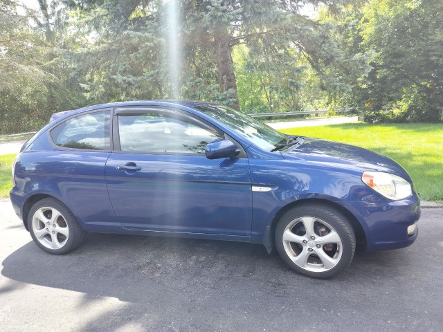 2010 Hyundai Accent GL Sport - no accidents - clean carfax