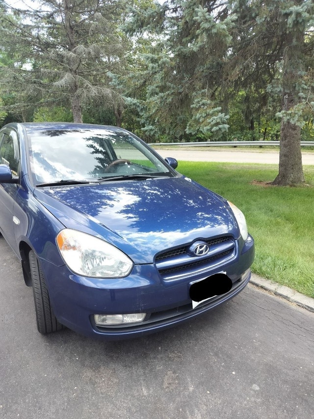 2010 Hyundai Accent GL Sport - no accidents - clean carfax - photo 2
