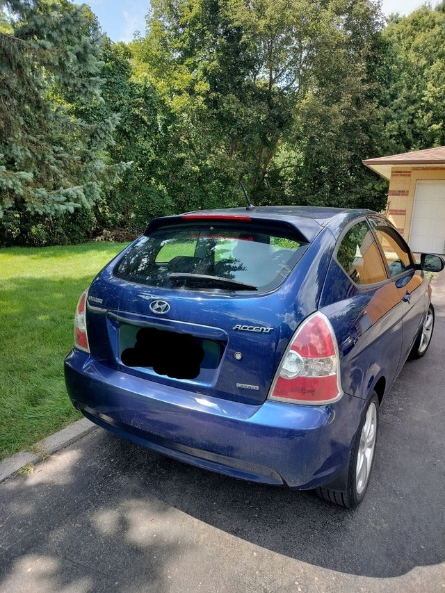 2010 Hyundai Accent GL Sport - no accidents - clean carfax - photo 3