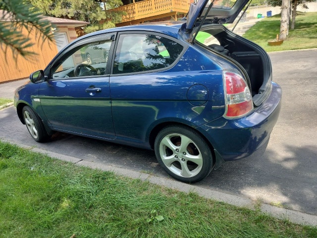 2010 Hyundai Accent GL Sport - no accidents - clean carfax - photo 4